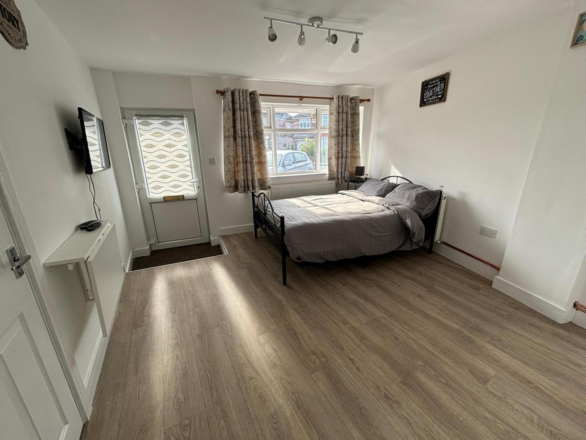 Modern & Cozy Gem - 10Min To City Center - Parking York Exterior photo